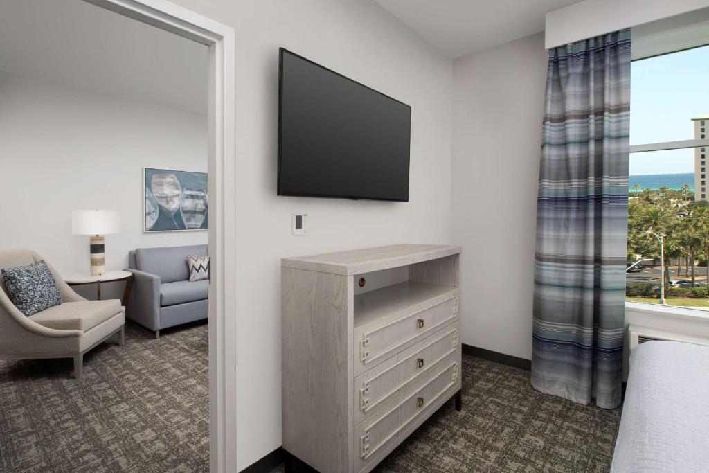 Homewood Suites By Hilton Destinにあるテレビまたはエンターテインメントセンター