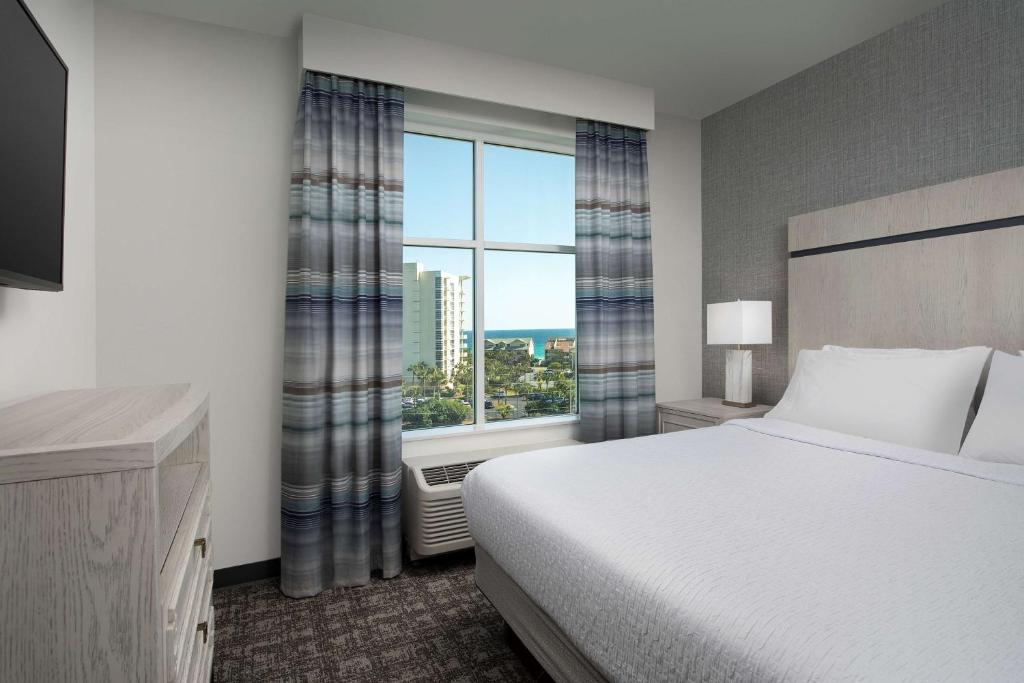 Homewood Suites By Hilton Destinにあるベッド