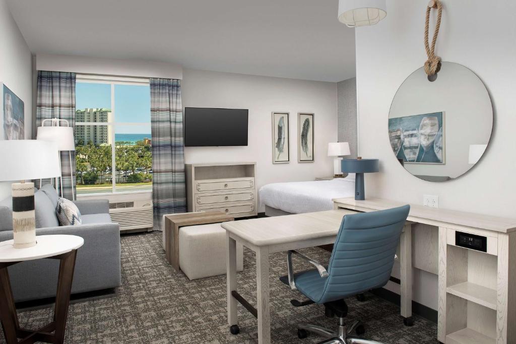 Homewood Suites By Hilton Destinにあるテレビまたはエンターテインメントセンター