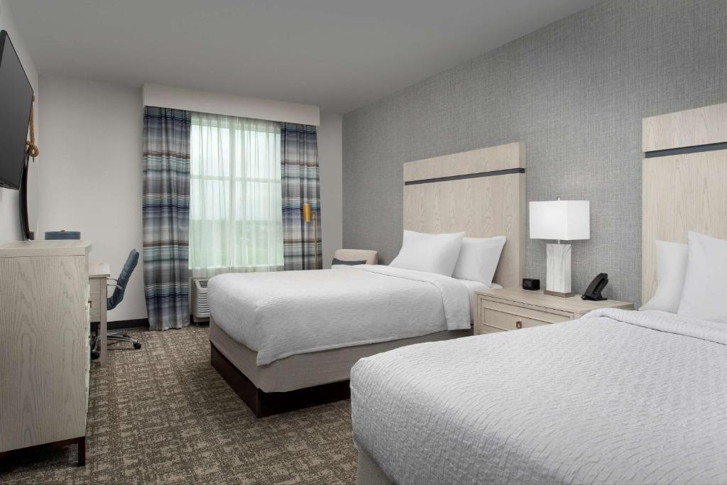 Homewood Suites By Hilton Destinにあるベッド
