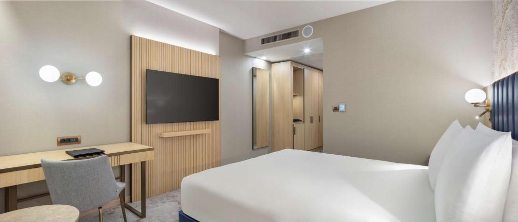 Postel nebo postele na pokoji v ubytování Doubletree By Hilton Plovdiv Center