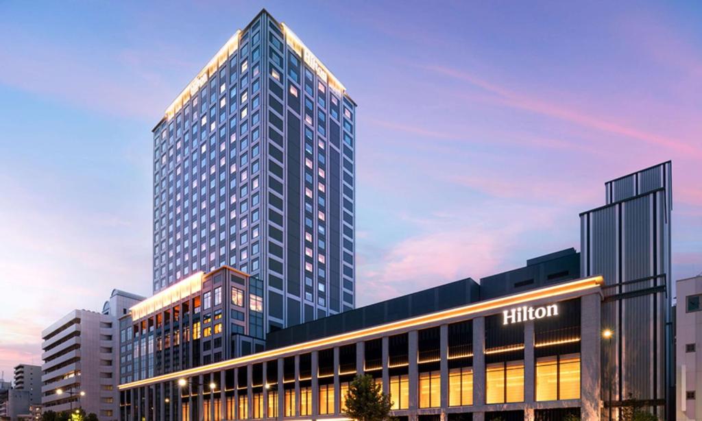 un edificio alto con muchas ventanas en Hilton Hiroshima, en Hiroshima