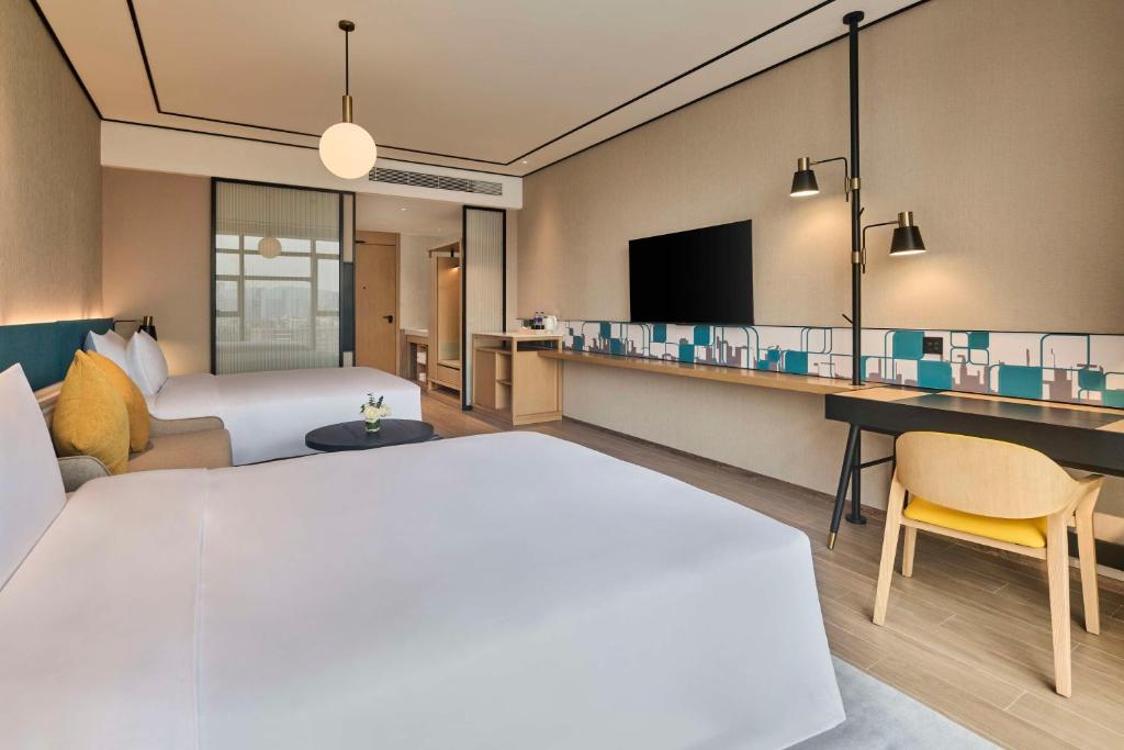 Postel nebo postele na pokoji v ubytování Hilton Garden Inn Zhuhai Jinan University