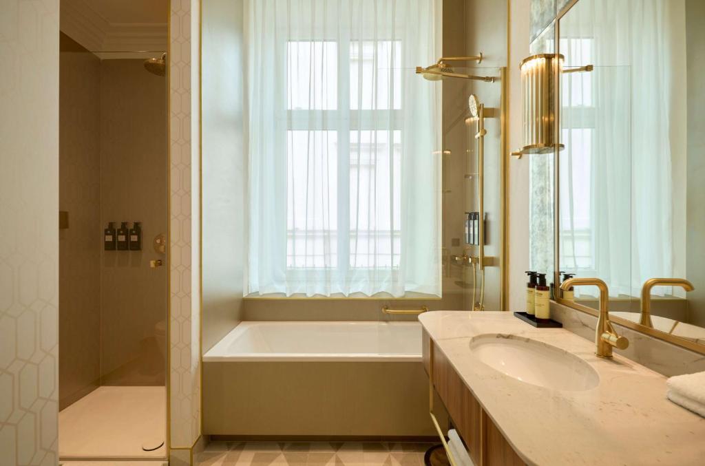 Kúpeľňa v ubytovaní Hotel Saski Krakow Curio Collection by Hilton