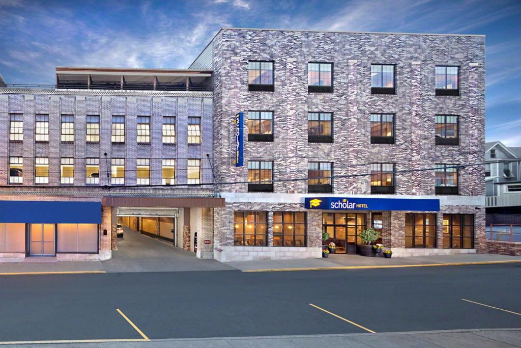 un gran edificio de ladrillo con una tienda en Scholar Morgantown, Tapestry Collection by Hilton, en Morgantown