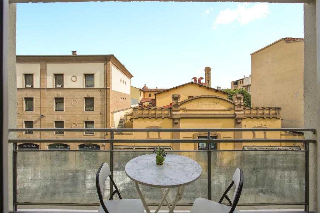 a patio with a table and chairs on a balcony at La Domo di Letizia - Sweet Dreams in Florence in Florence