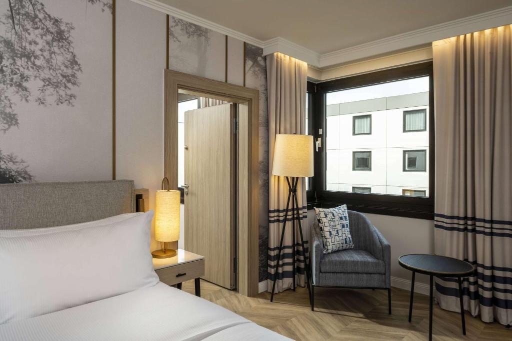 Postel nebo postele na pokoji v ubytování DoubleTree by Hilton Berlin Ku'damm