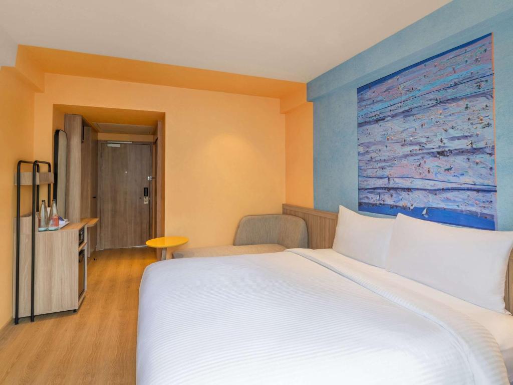 Cama o camas de una habitación en ibis Styles Goa Vagator - An Accor Brand