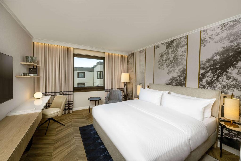 Postel nebo postele na pokoji v ubytování DoubleTree by Hilton Berlin Ku'damm