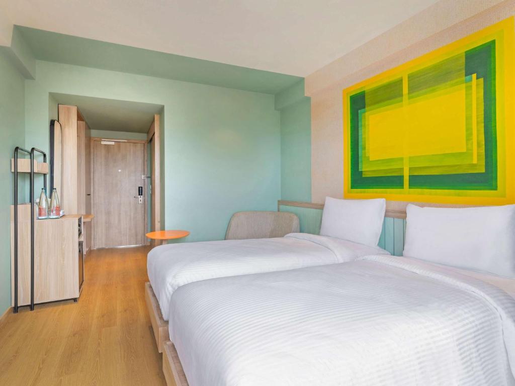 Cama o camas de una habitación en ibis Styles Goa Vagator - An Accor Brand