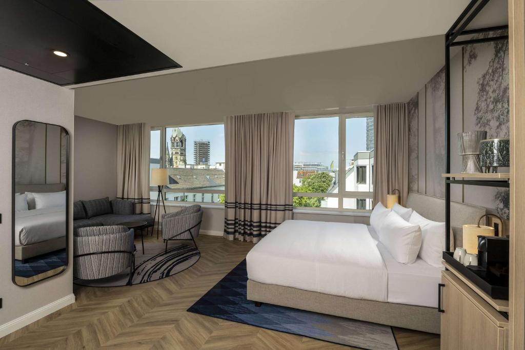Postel nebo postele na pokoji v ubytování DoubleTree by Hilton Berlin Ku'damm
