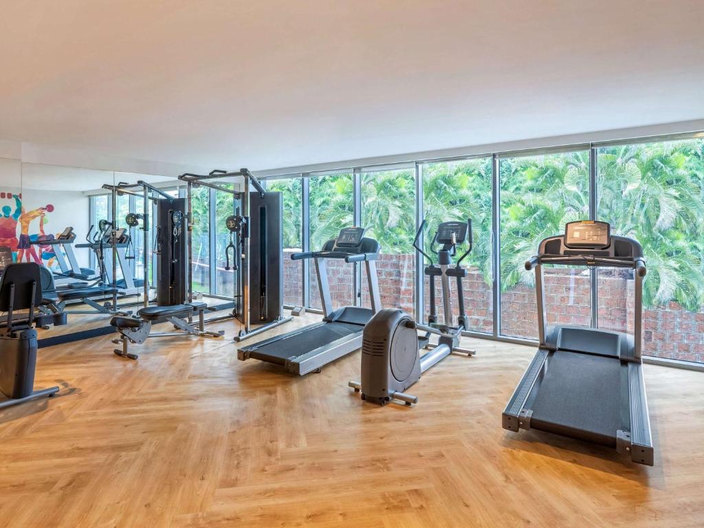un gimnasio con varias cintas de correr y máquinas elípticas en ibis Styles Goa Vagator - An Accor Brand, en Vagator