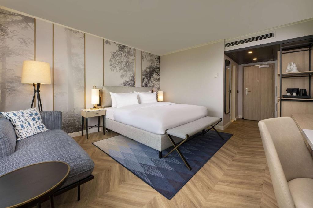 Postel nebo postele na pokoji v ubytování DoubleTree by Hilton Berlin Ku'damm