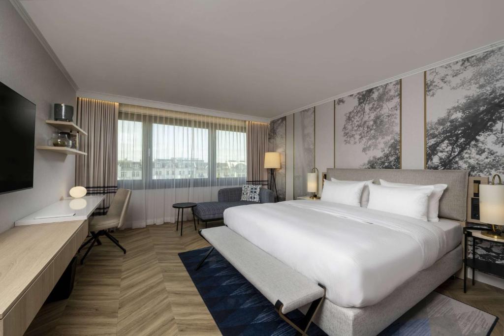 Postel nebo postele na pokoji v ubytování DoubleTree by Hilton Berlin Ku'damm