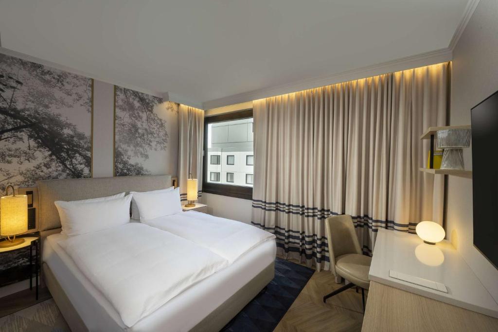Postel nebo postele na pokoji v ubytování DoubleTree by Hilton Berlin Ku'damm
