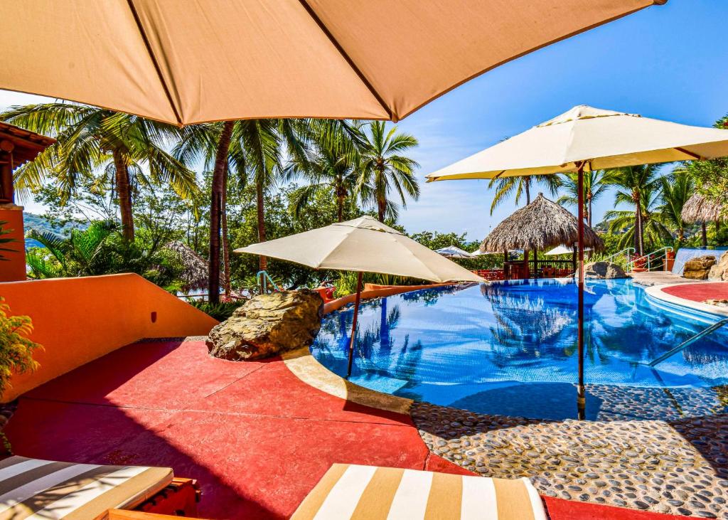 Бассейн в Hilton Grand Vacations Club Zihuatanejo или поблизости