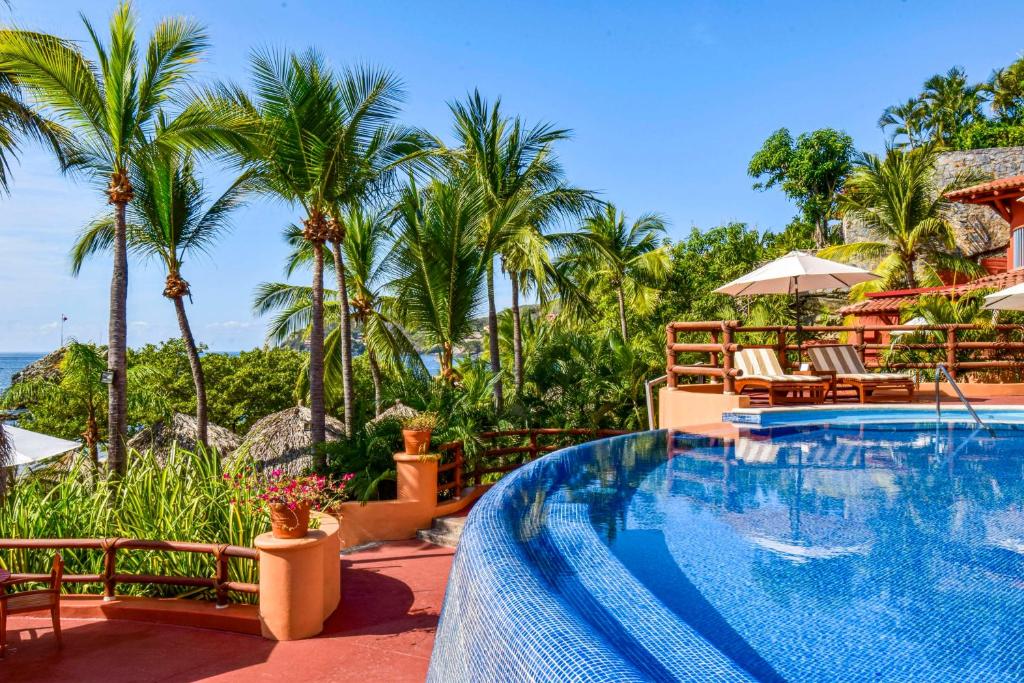 Бассейн в Hilton Grand Vacations Club Zihuatanejo или поблизости