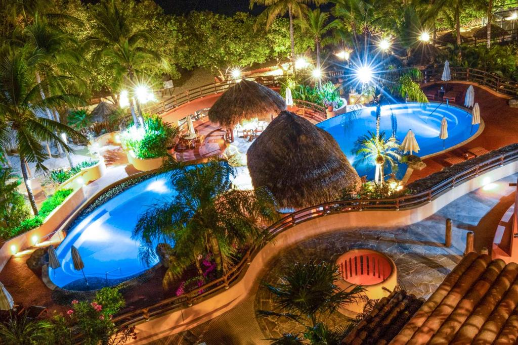 Бассейн в Hilton Grand Vacations Club Zihuatanejo или поблизости