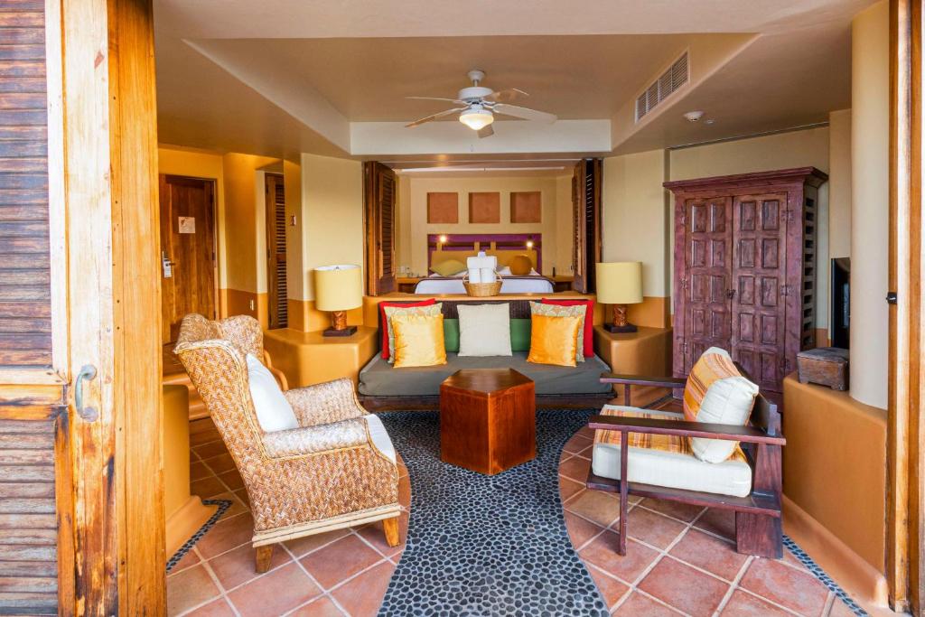 Гостиная зона в Hilton Grand Vacations Club Zihuatanejo