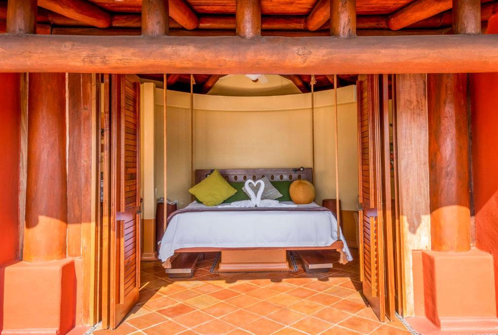 Кровать или кровати в номере Hilton Grand Vacations Club Zihuatanejo
