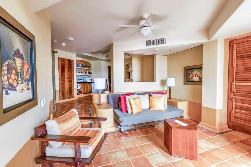 Гостиная зона в Hilton Grand Vacations Club Zihuatanejo