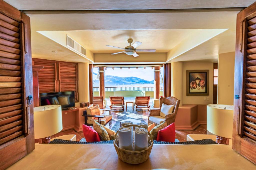 Гостиная зона в Hilton Grand Vacations Club Zihuatanejo