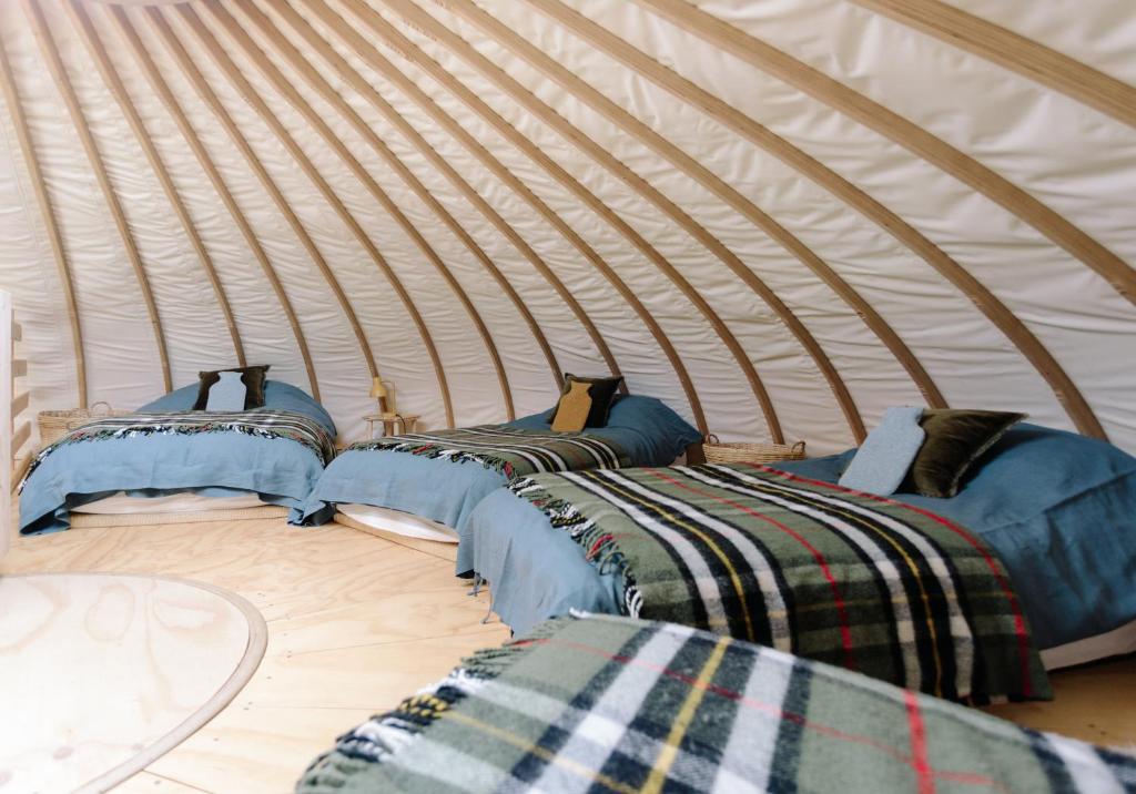 Postel nebo postele na pokoji v ubytování Tree Field Yurt at Moor Farm