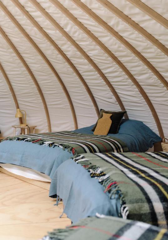 Postel nebo postele na pokoji v ubytování Tree Field Yurt at Moor Farm