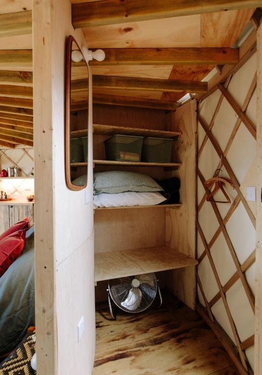 Palanda nebo palandy na pokoji v ubytování Tree Field Yurt at Moor Farm