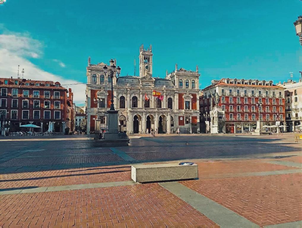 un gran edificio en medio de una calle en Apto céntrico INDUSTRIAS VUT 47-215, en Valladolid