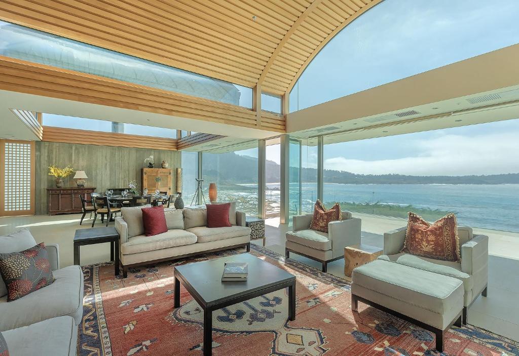 een woonkamer met uitzicht op de oceaan bij 3902 Pacific Zen home in Carmel