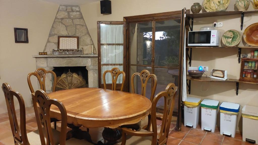 Una cocina o zona de cocina en La Calma Montblanc Prenafeta