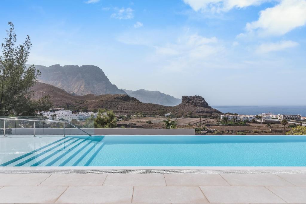 - une piscine avec vue sur les montagnes dans l'établissement Home2Book Panoramic Views & Stylish Design Agaete, à Agaete