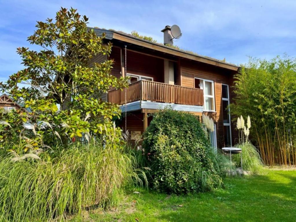 a house with a balcony on the side of it at Fewo RELAX – Entspannung ohne TV in Bernau bei Berlin