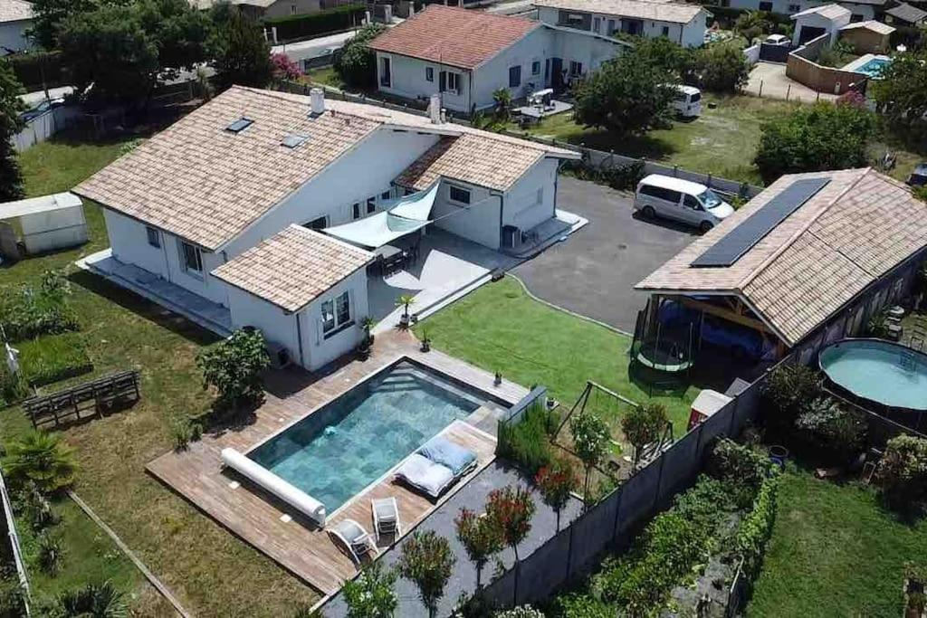 una vista aérea de una casa con piscina en Villa Familiale bassin d'Arcachon, en Biganos