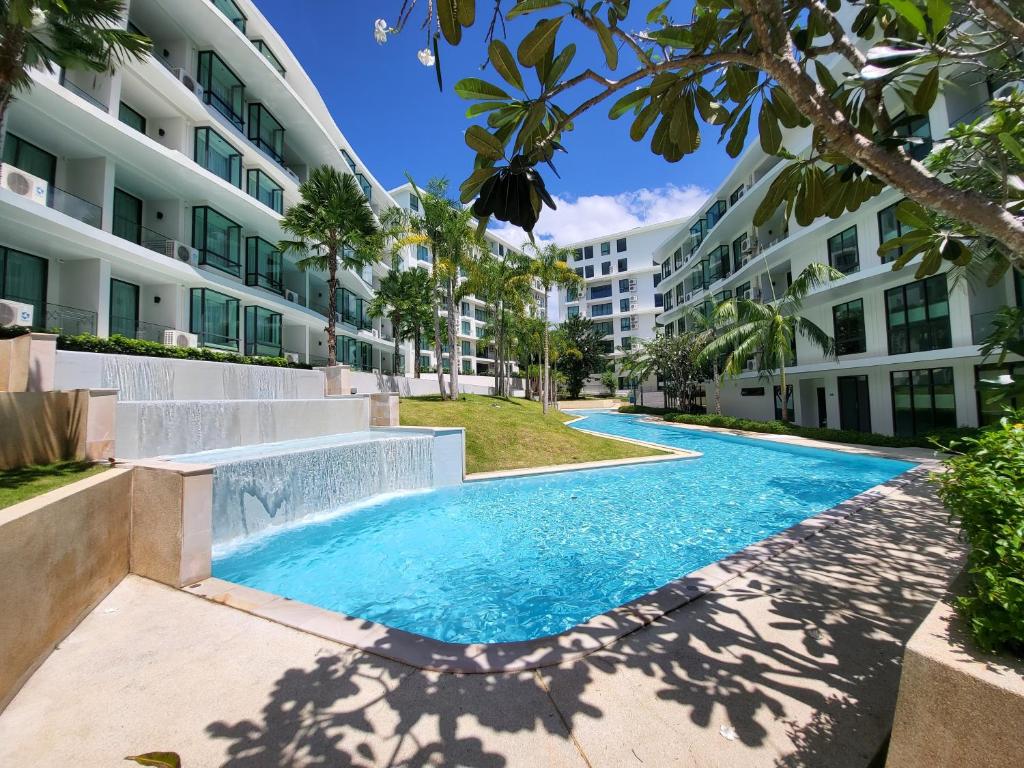 una imagen de una piscina en un edificio de apartamentos en La Vita Phuket Rawai, en Rawai Beach