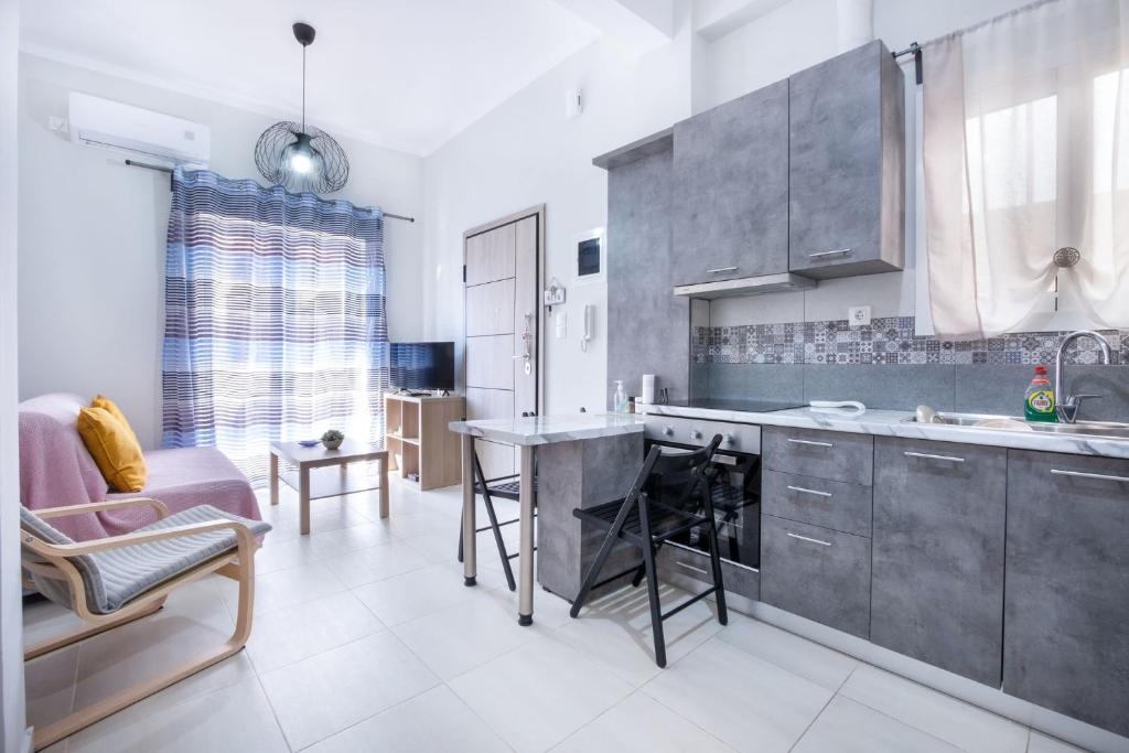 Kuchyň nebo kuchyňský kout v ubytování Joyfull Apartment In Piraeus