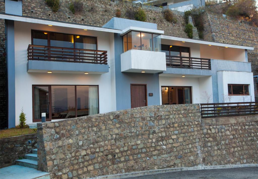 uma casa com uma parede de pedra em villa 26 em Kasauli
