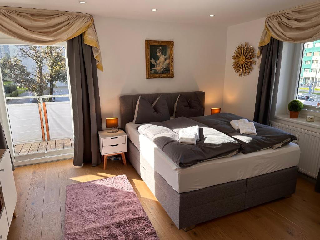 1 dormitorio con cama y ventana grande en Citybergblick2, en Innsbruck