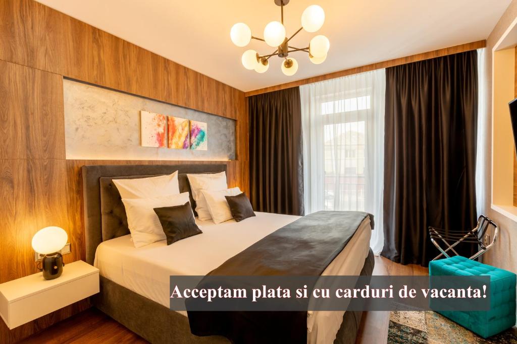 Bach Apartments في سيبيو: غرفة نوم بسرير وثريا