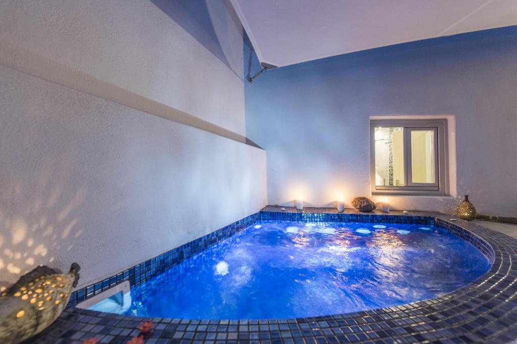 Bazén v ubytování Ambition Suites nebo v jeho okolí