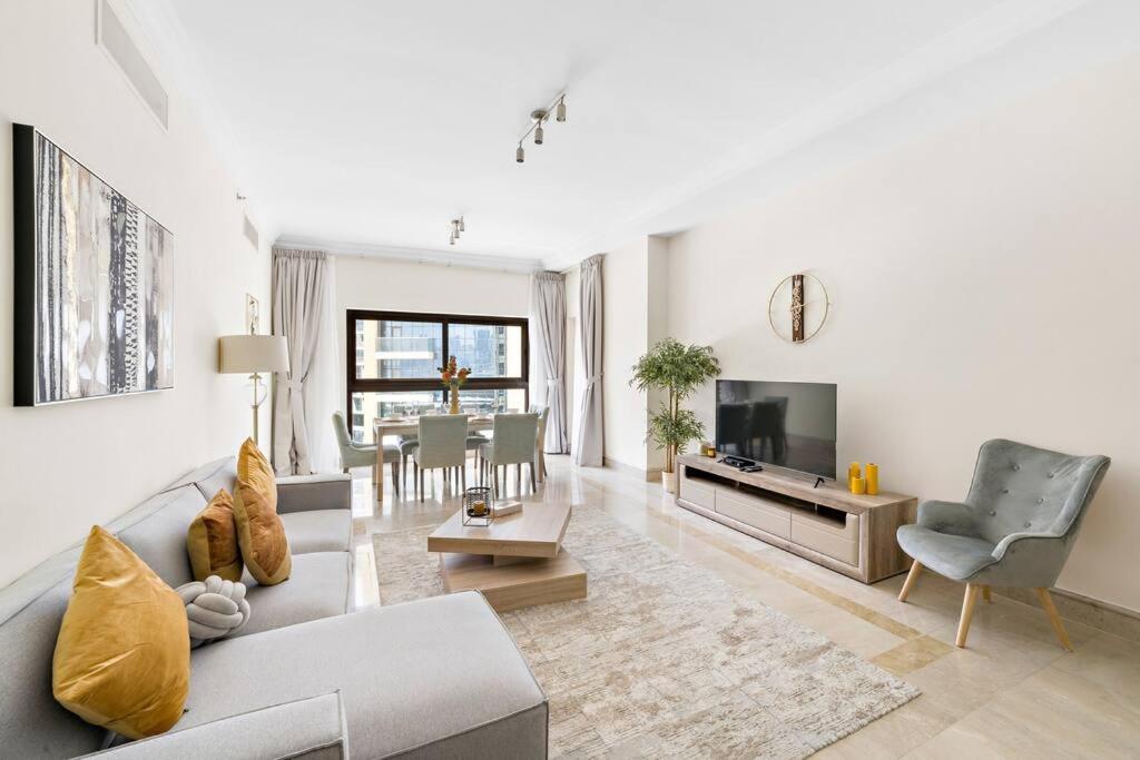 Posezení v ubytování StoneTree - Stylish 2BR in Fairmont with BEACH ACCESS
