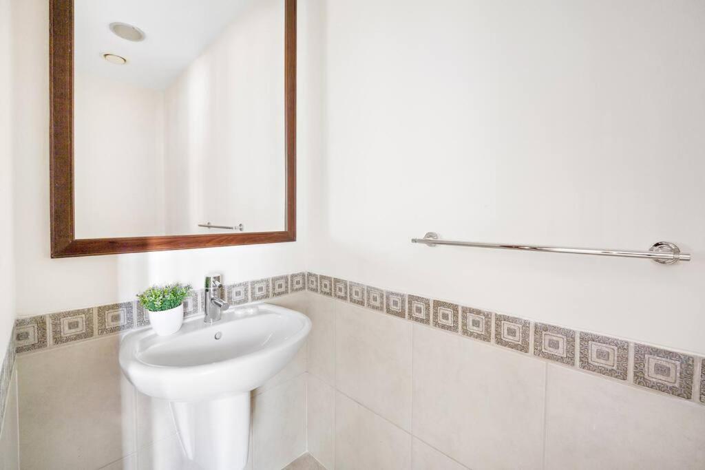Koupelna v ubytování StoneTree - Stylish 2BR in Fairmont with BEACH ACCESS