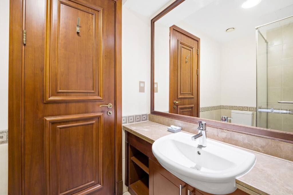 Koupelna v ubytování StoneTree - Stylish 2BR in Fairmont with BEACH ACCESS