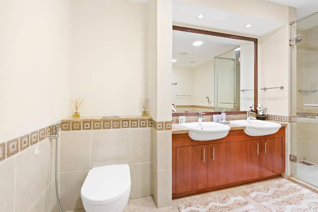 Koupelna v ubytování StoneTree - Stylish 2BR in Fairmont with BEACH ACCESS