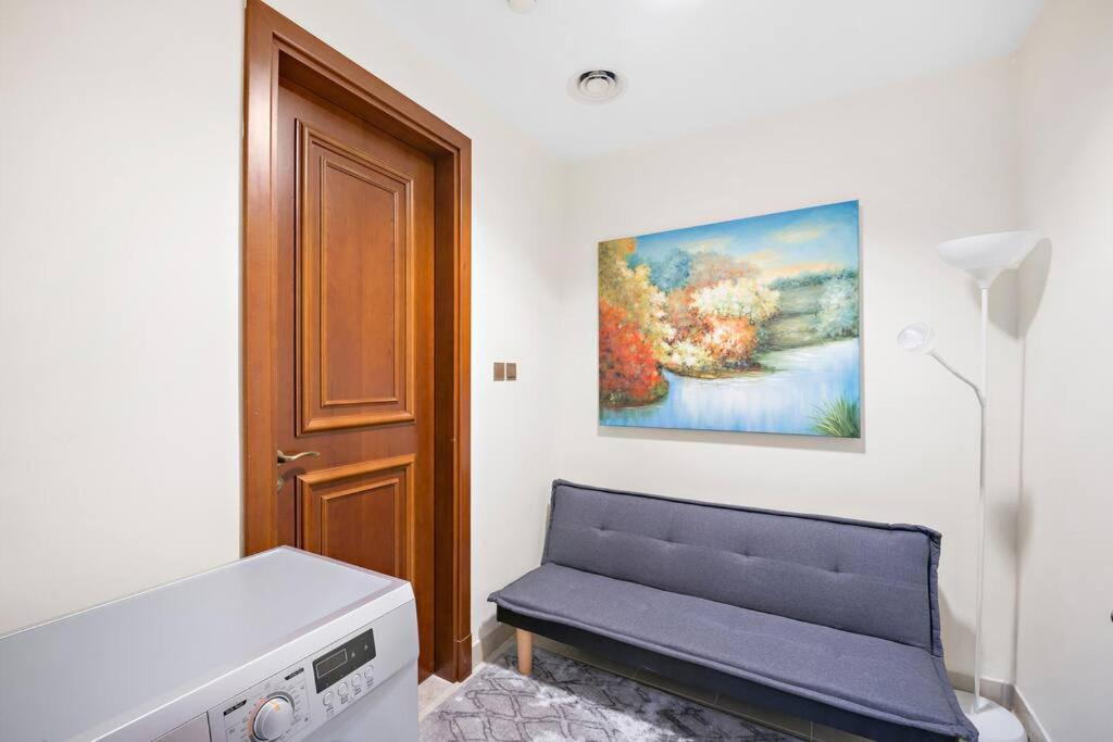 Posezení v ubytování StoneTree - Stylish 2BR in Fairmont with BEACH ACCESS