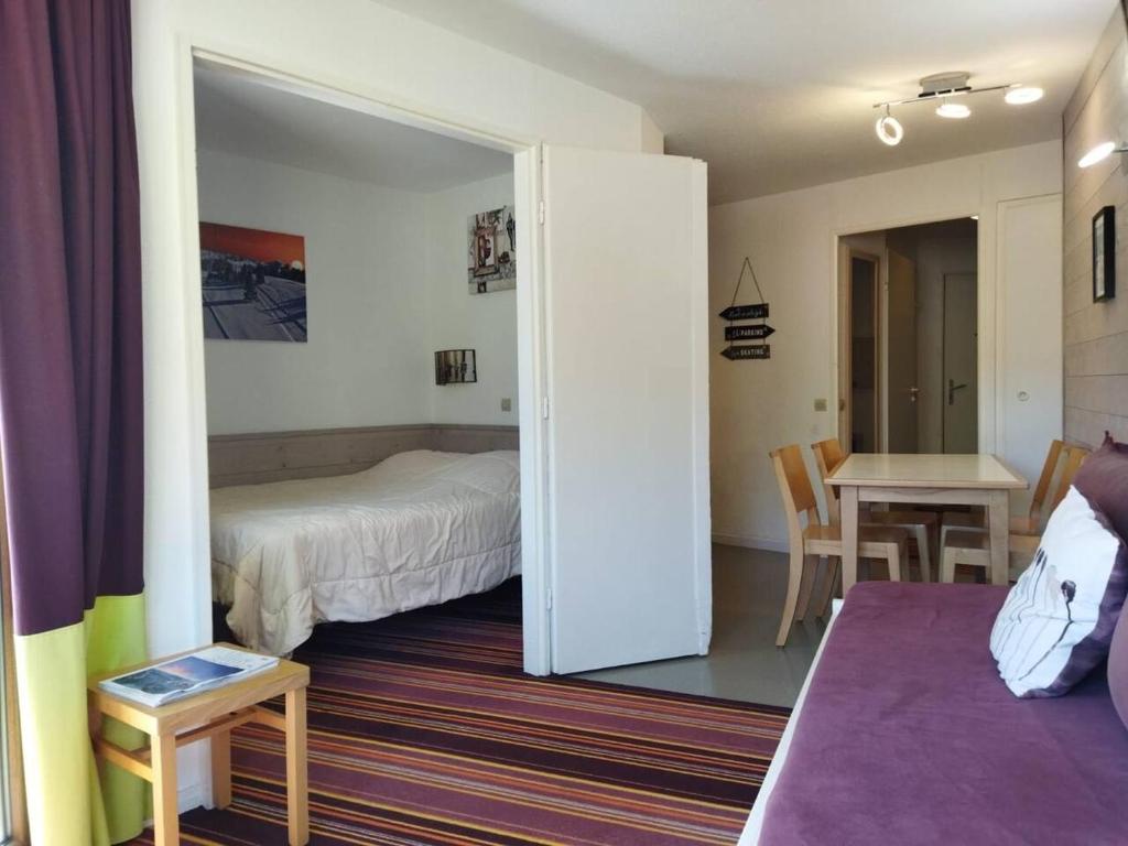 - une chambre avec un lit et une chambre avec un miroir dans l'établissement TILIA - Quartier Falaise- 2 pièces 5 voyageurs, à Avoriaz