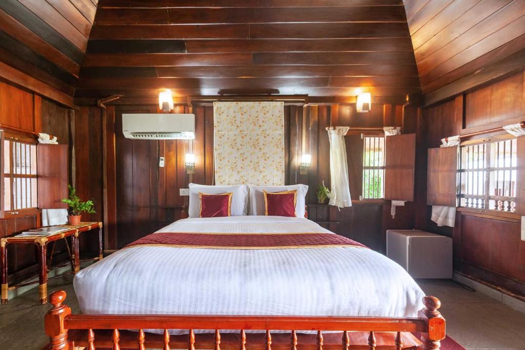 Postel nebo postele na pokoji v ubytování Deshadan's Tarangi Beach Villas,Marari