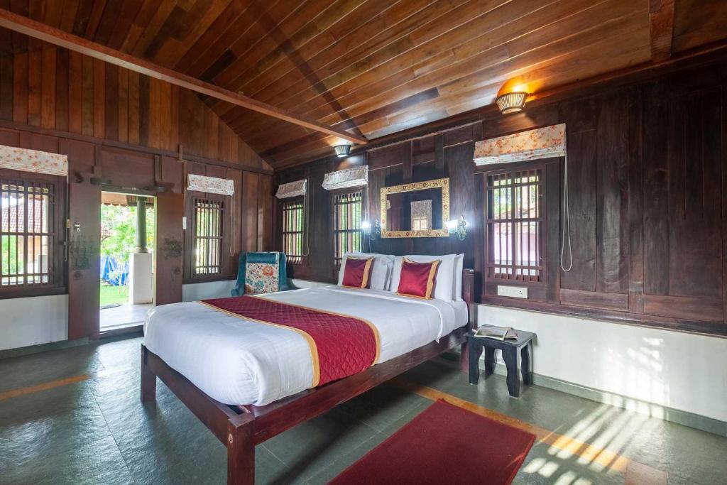 Postel nebo postele na pokoji v ubytování Deshadan's Tarangi Beach Villas,Marari