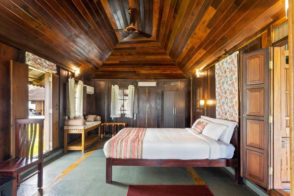 Postel nebo postele na pokoji v ubytování Deshadan's Tarangi Beach Villas,Marari